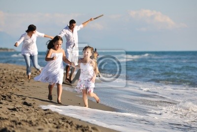 fotomural-familia-feliz-jugando-con-el-perro-en-la-playa-animal