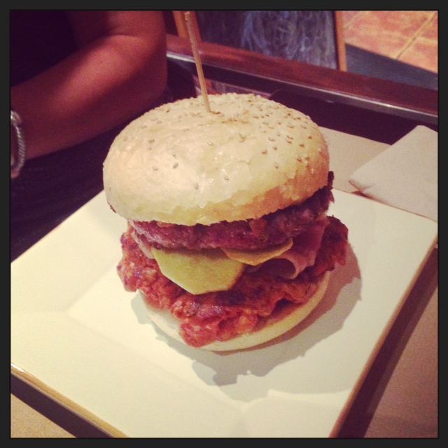La Leonesa es una hamburguesa con Picadillo y carne de ternera... una bomba de relojeria..